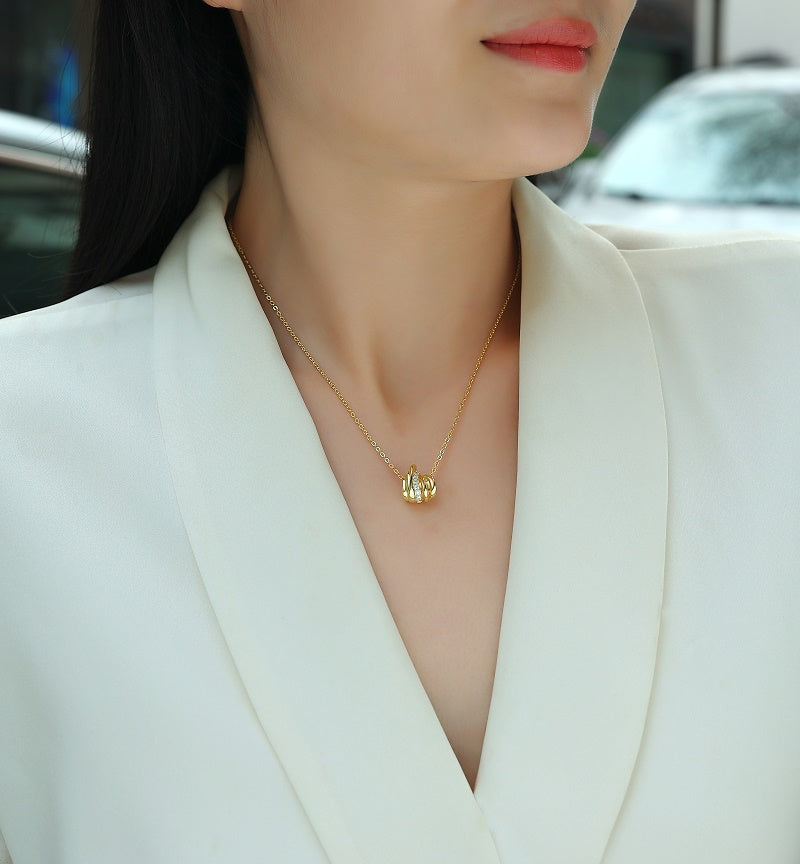 Snake Knot - A Fashionable And Trendy Necklace Pendant Set With Top-quality Moissanite S925 In Silver And Gold-plated. It Can Be Tested With A Diamond Pen