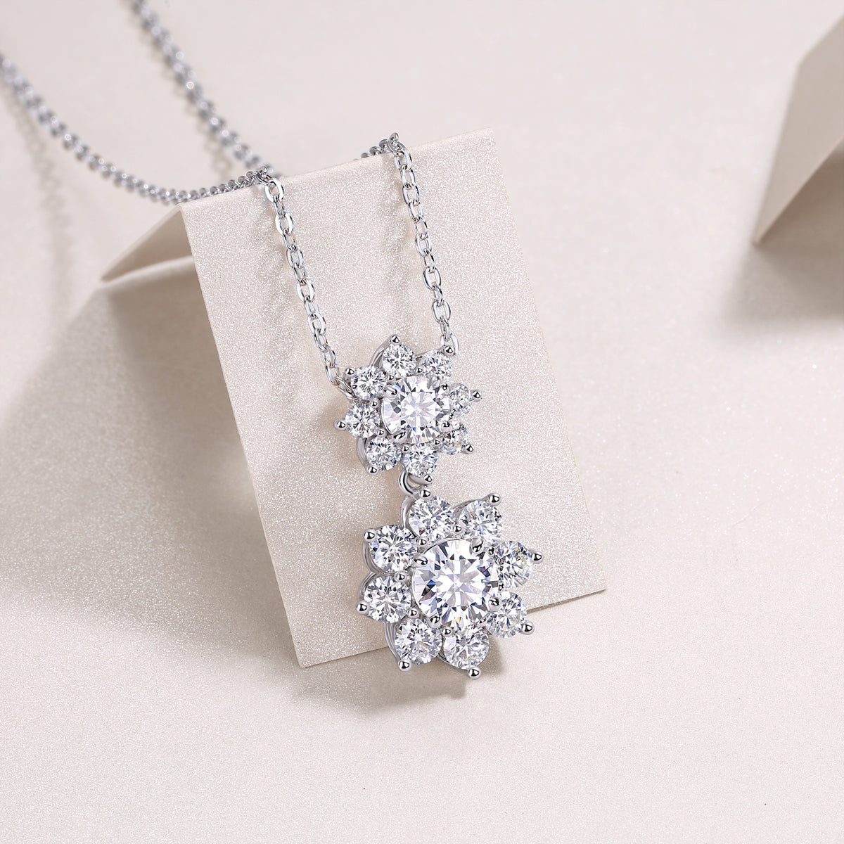 Sunshine Flower Language - A Fashionable And Trendy Necklace Pendant Set With Top-quality Moissanite S925 Silver And Platinum Plating Can Be Tested With A Diamond Pen