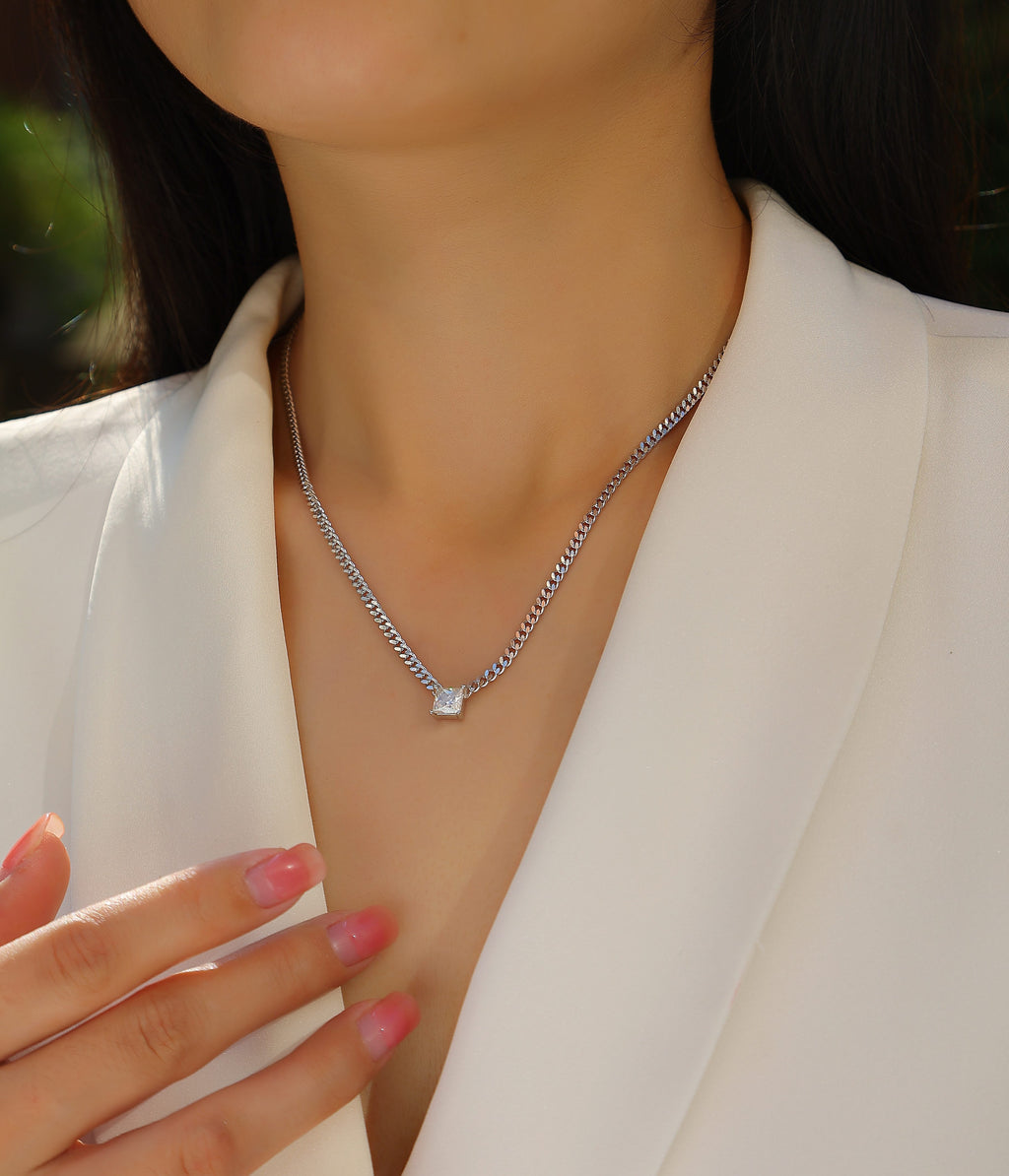 Flamboyant Style - A Fashionable And Trendy Necklace Pendant Set With Top-quality Moissanite S925 Silver And Platinum-plated Gold Can Be Tested With A Diamond Pen