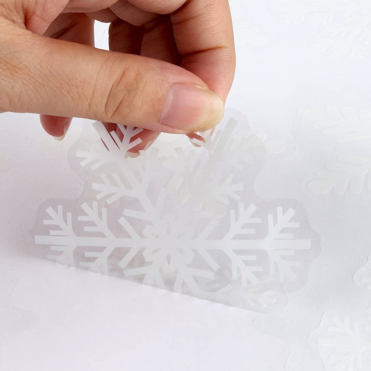 5 Sheets 135 Pcs Christmas White Snowflakes Window Clings 3 Designs Snowflake Static Stickers Winter Snow Flakes Clings For Christmas New Year Home Office Winter Holiday Party Decal